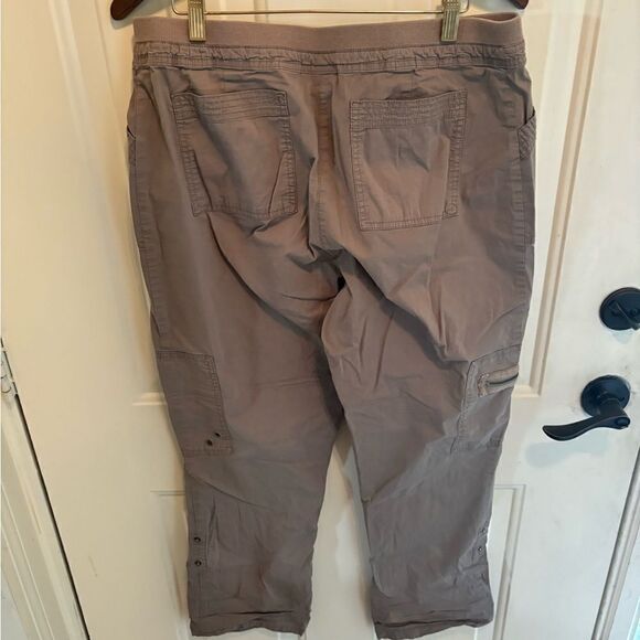 Chicos 2 Pant Cool Cargo Roll Snap Capri Crop Greyge The Ultimate Fit Sz 2 - Picture 2 of 6